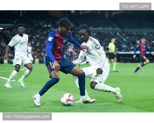 国家德比现场：巴萨开场闪击进球，但随后被皇马连入两球反超。